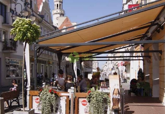 Vienpusė prie sienos tvirtinamos Pergola