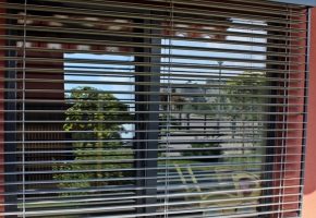 Facade venetian blinds