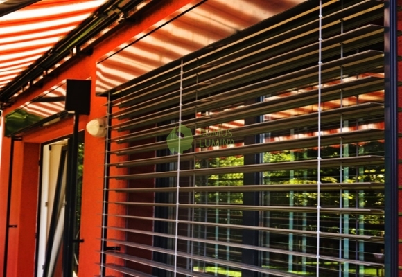 Fasado žaliuzės – moderni horizontalių juostelių klasika