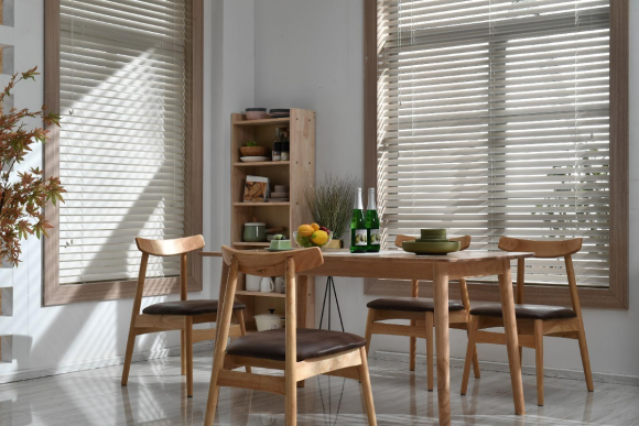 Medinių žaliuzių kolekcijos: nuo klasikos iki egzotikos