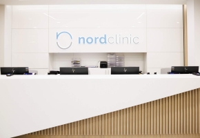 Kaip medinės žaliuzės kuria sveiką ir jaukią darbo aplinką naujoje klinikoje „Nordclinic“