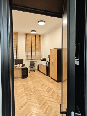 Medinės žaliuzės kolegijoje administracijoje