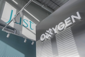 Užuolaidos ir žaliuzės OXYGEN biure: šviesos žaismas erdvėje