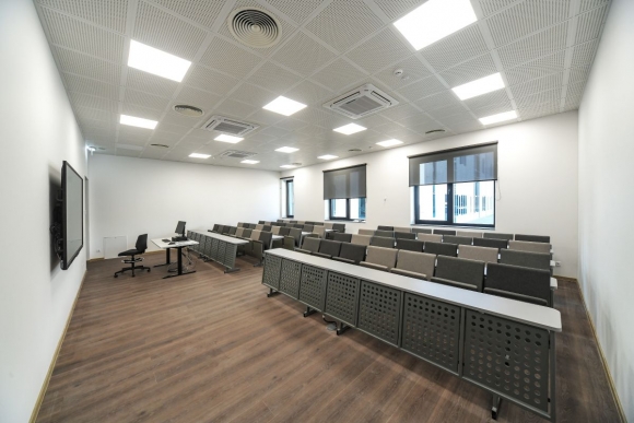 Screen roletia konferencijos salėje