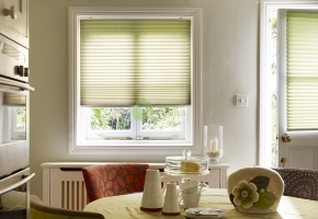 Pleated blinds for standard windows, controlled by handle – type 1